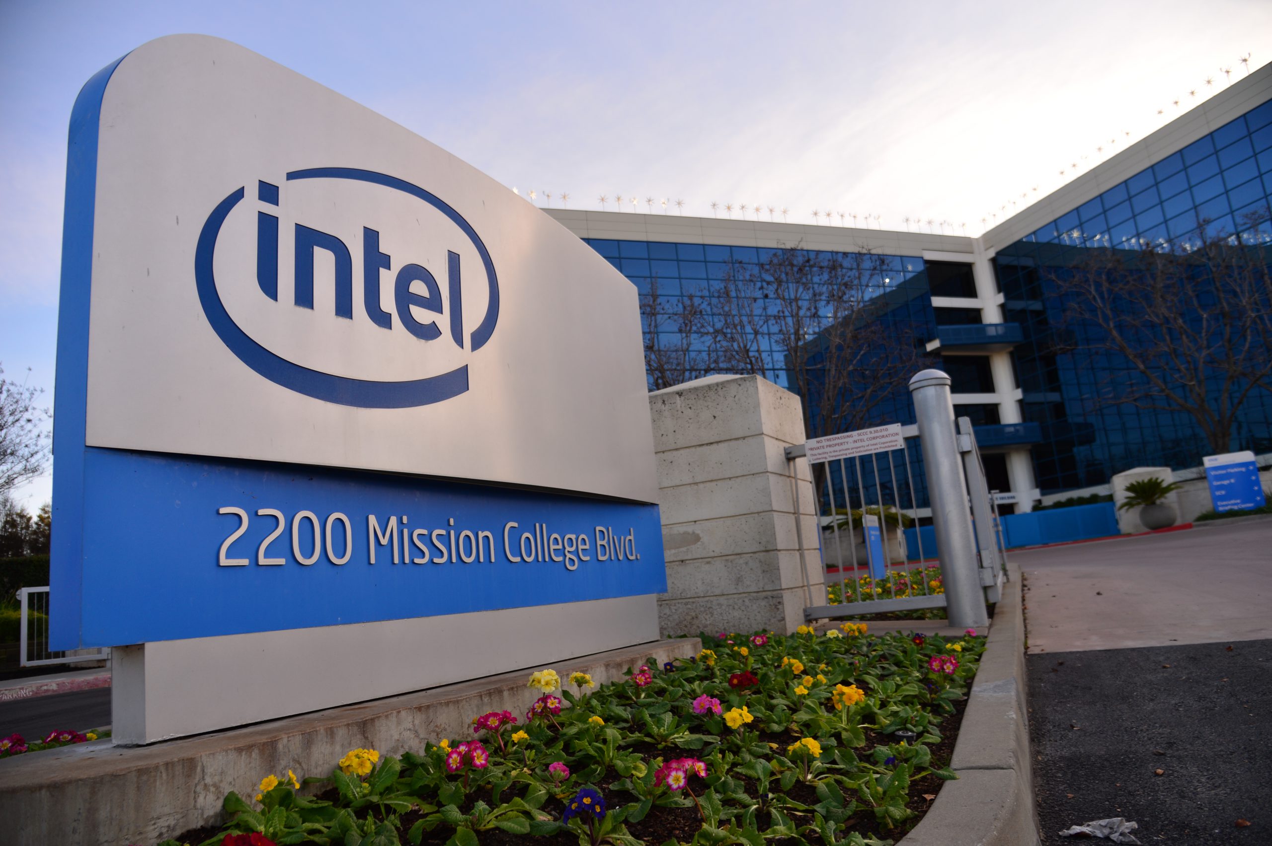 Первый интел. Intel. Intel компания. Корпорация Интел. Офис Интел.